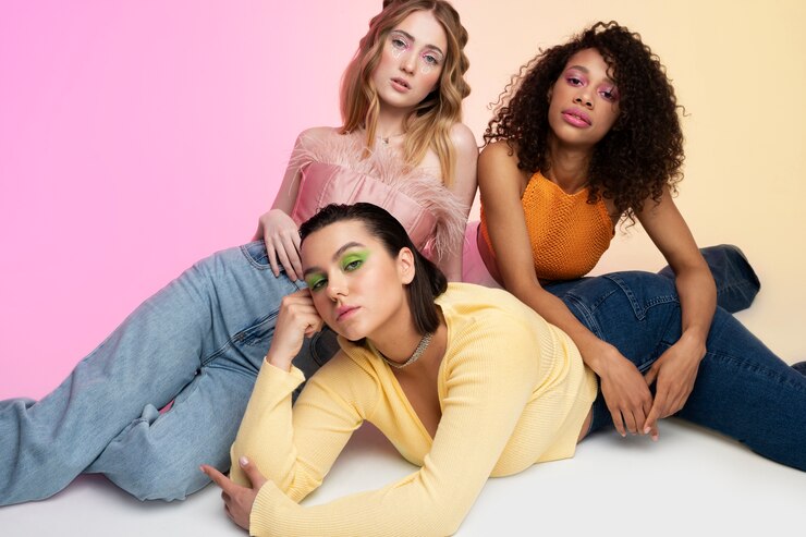 Foto grátis meninas legais de tiro médio posando juntas