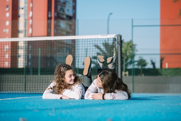 Foto grátis meninas, mentindo, ligado, telhado