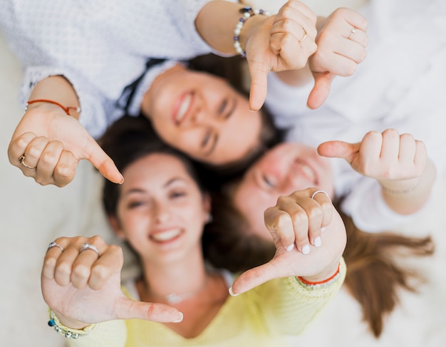 Meninas, mostrando sinal de ok para a câmera