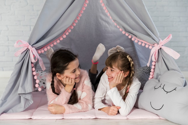 Foto grátis meninas na tenda