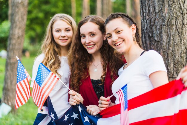 Meninas, natureza, com, bandeiras americanas