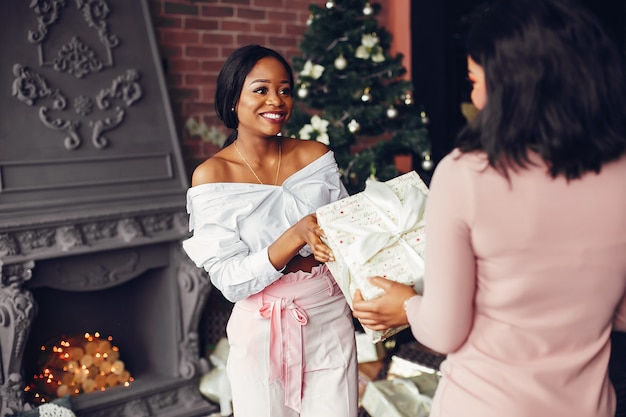 Meninas negras elegantes nas decorações de natal