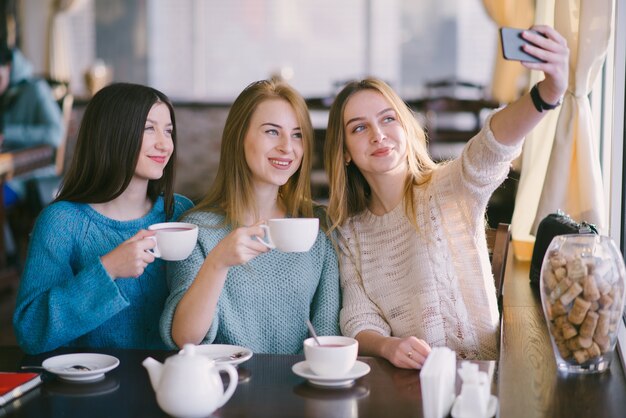 Meninas no café
