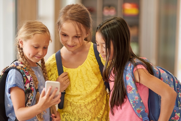 Foto grátis meninas no intervalo da escola