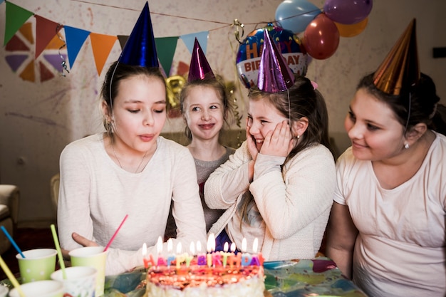 Meninas, olhar, amigo, soprando velas, ligado, bolo