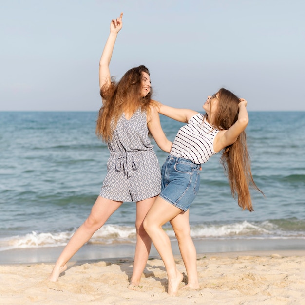 Foto grátis meninas, passar algum tempo juntos na praia