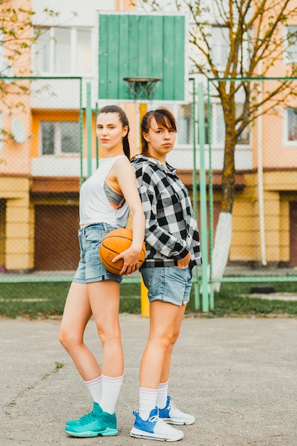 Meninas, posar, com, basquetebol