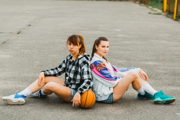 Foto grátis meninas, posar, com, basquetebol