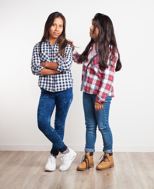 Meninas que estão em um assoalho de madeira