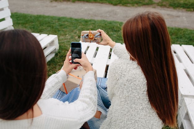 Meninas que olham um smartphone