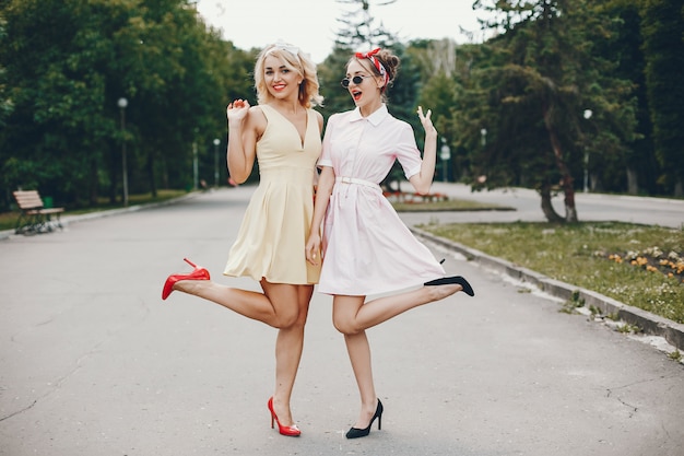 Meninas retrô em um parque