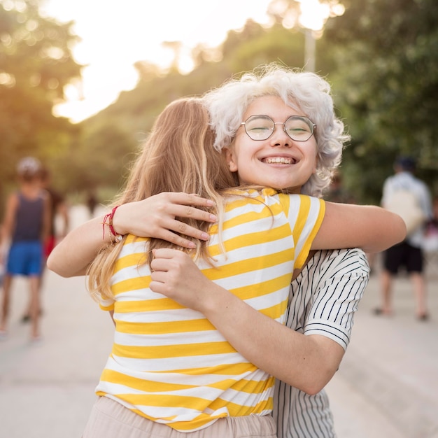 Meninas se abraçando após o fim da quarentena