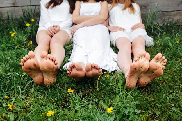 Meninas sentadas na grama