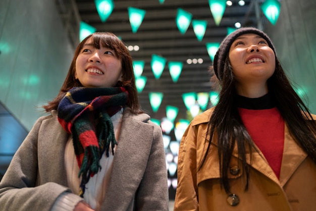 Meninas sorridentes caminhando juntos plano médio