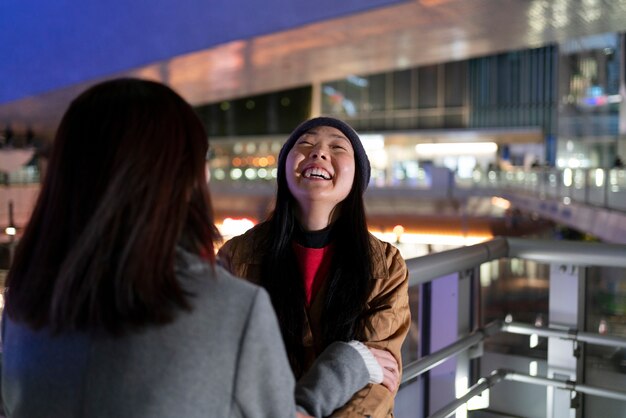 Meninas sorridentes de tiro médio saindo