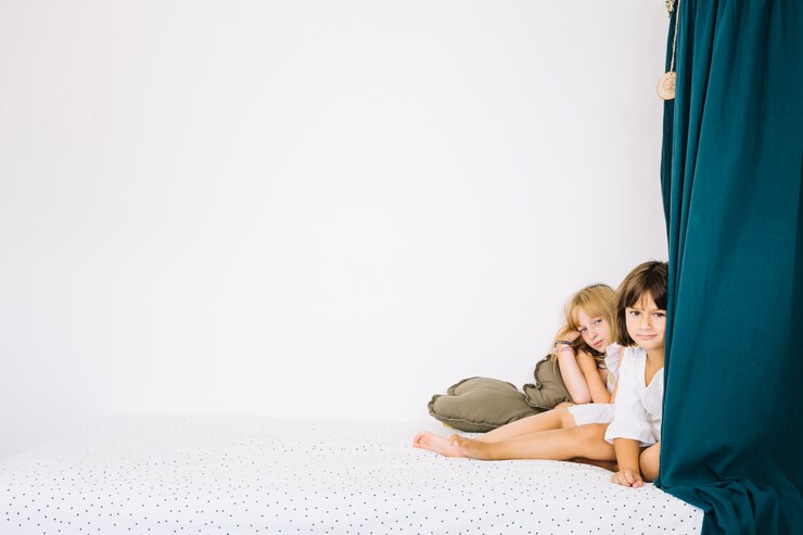 Foto grátis meninas sorridentes perto de cortinas
