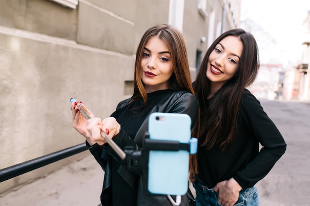 Meninas sorrindo enquanto toma uma foto