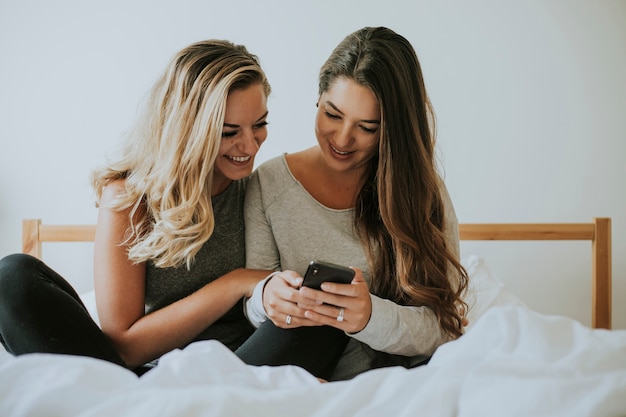 Meninas, tocando, com, um, telefone cama