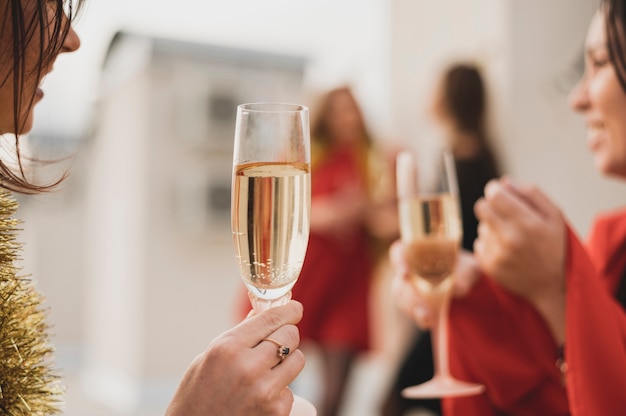 Meninas torcendo em uma festa