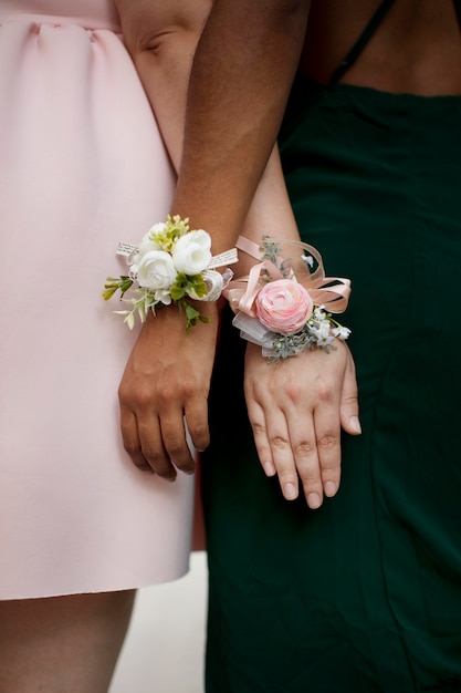 Meninas usando acessórios de flores no baile