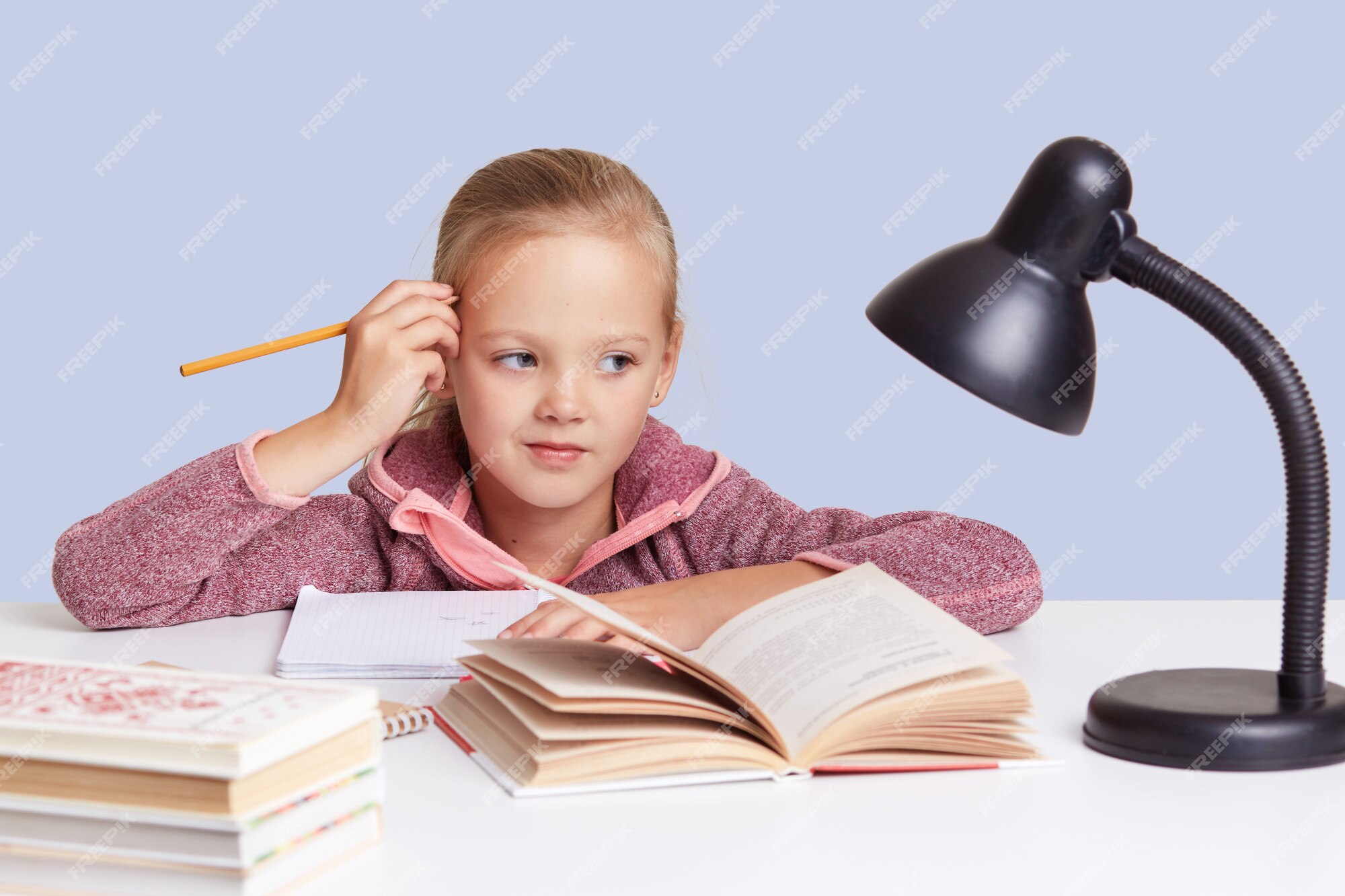 Menina Com O Jogo Engraçado Das Expressões Da Cara, Escalando Acima No  Escadas De Madeira Imagem de Stock - Imagem de pano, humano: 72167423