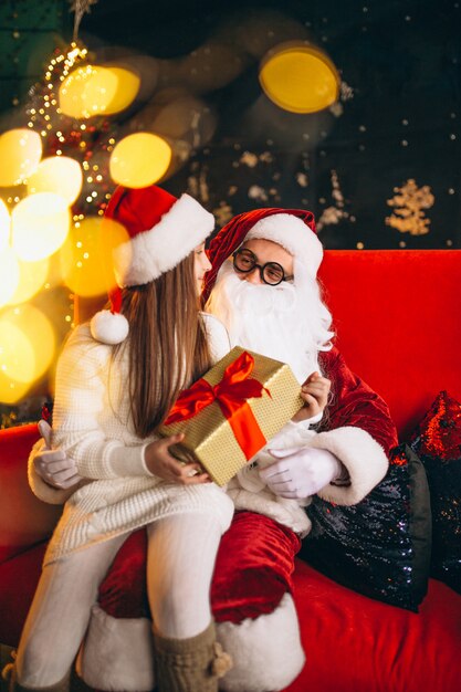 Menininha, sentando, com, santa, e, presentes, ligado, natal