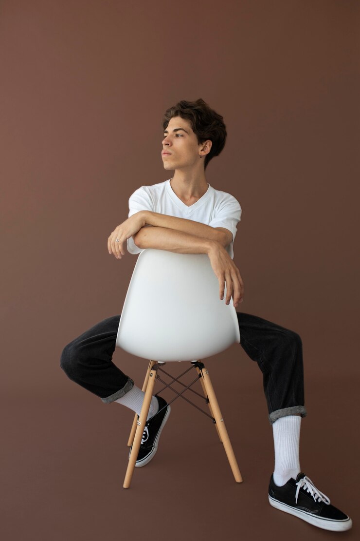 Foto grátis menino adolescente com roupas elegantes posando