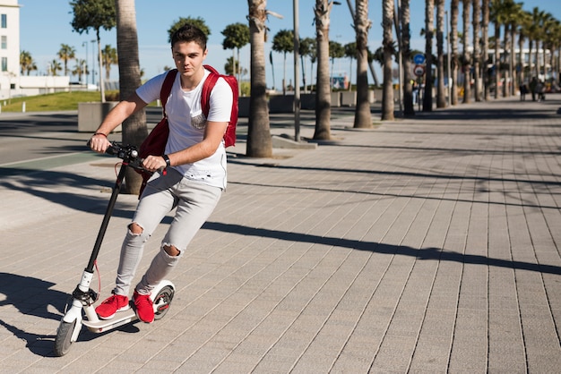 Foto grátis menino adolescente, com, scooter