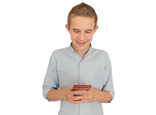 Menino adolescente feliz com um telefone nas mãos. em fundo branco. Foto Premium
