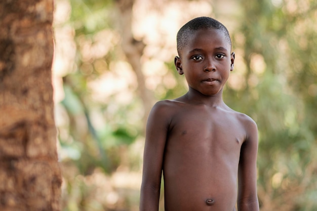 Foto grátis menino africano tiro médio ao ar livre