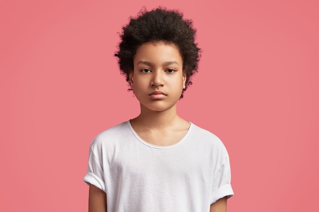 Menino afro-americano com cabelo encaracolado