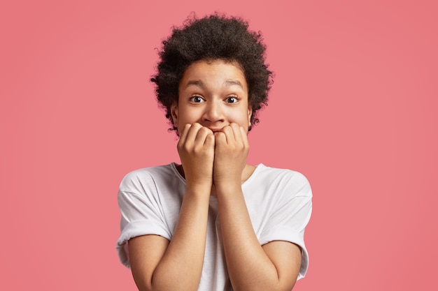 Foto grátis menino afro-americano com cabelo encaracolado