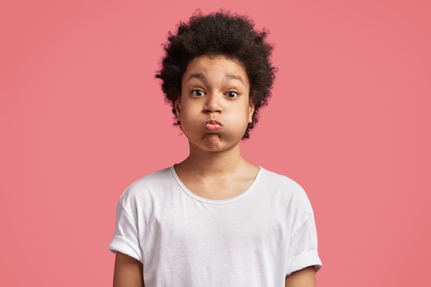 Foto grátis menino afro-americano com cabelo encaracolado