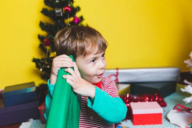 Foto grátis menino alegre no natal