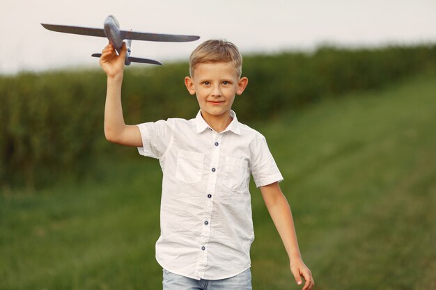 Menino animado correndo com um avião de brinquedo