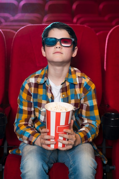 Foto grátis menino assistindo filme no cinema