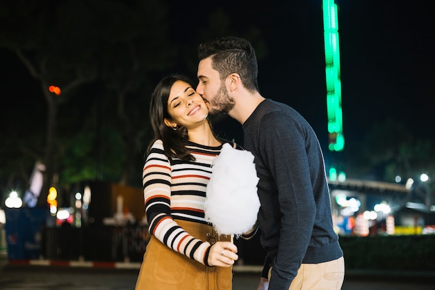 Foto grátis menino, beijando, seu, namorada, em, um, parque tema