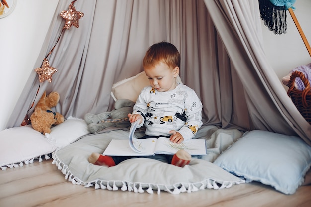 Foto grátis menino bonitinho jogando em casa