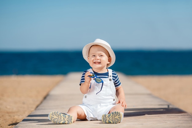 Foto grátis menino bonitinho na praia