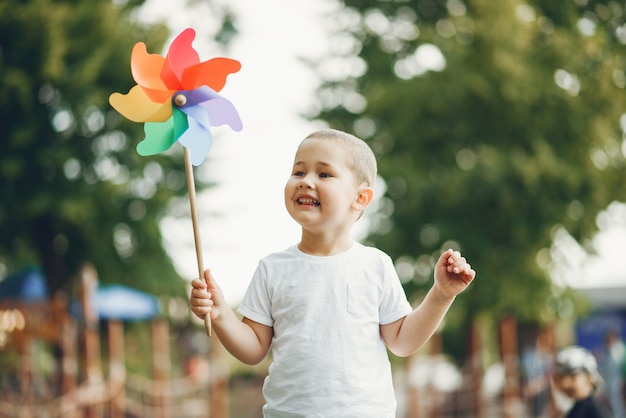 Foto grátis menino bonitinho se divertindo em um playground