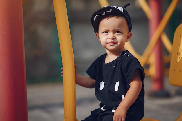 Foto grátis menino bonitinho se divertir em um playground