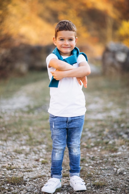 Foto grátis menino bonito em campo sozinho