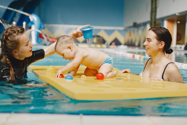 Menino bonito. instrutor com criança. mãe com filho