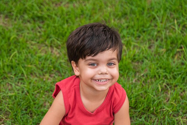 Menino bonito se divertindo ao ar livre