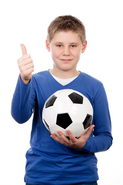 Menino bonito segurando uma bola de futebol