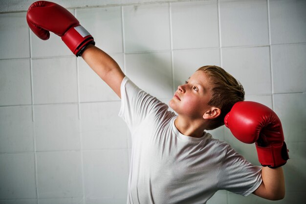 Menino Boxe Vitória Confiança Posando Conceito Vencedor