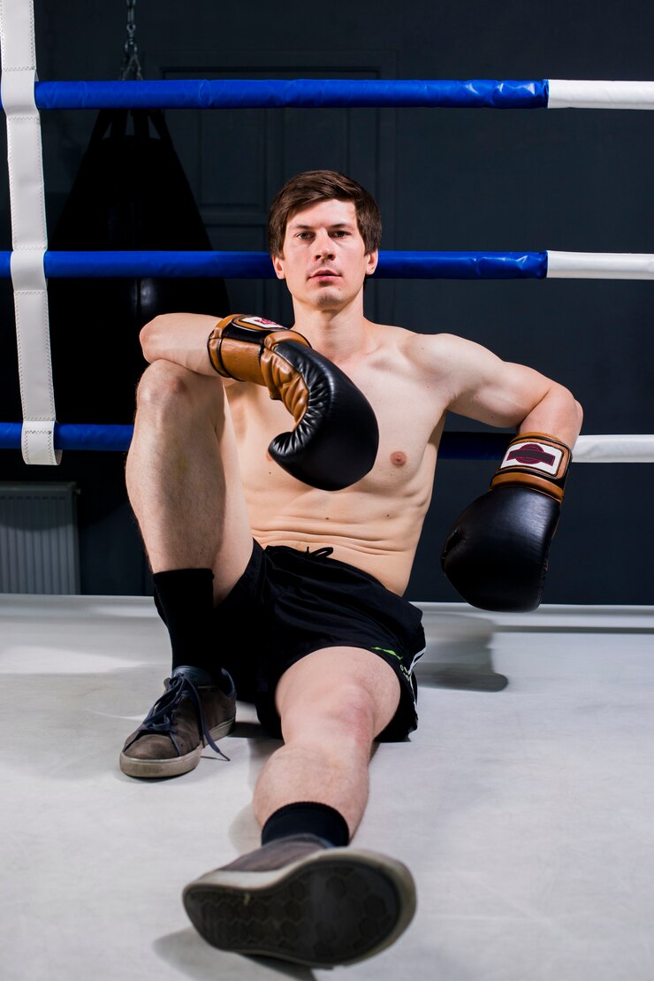 Foto grátis menino boxer posando no ginásio