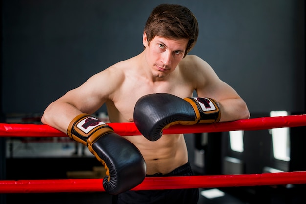 Foto grátis menino boxer posando no ginásio