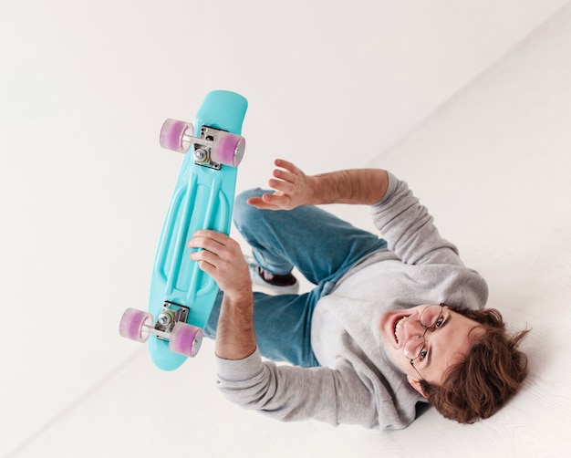 Foto grátis menino brincalhão com skate