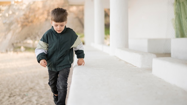 Foto grátis menino brincando ao ar livre